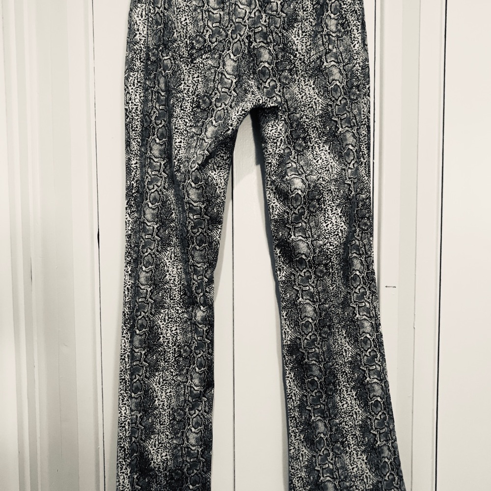 BEBE flared python print  pant size 4 - Picture 3 of 4